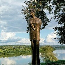 памятник ахмадулиной в тарусе фото
