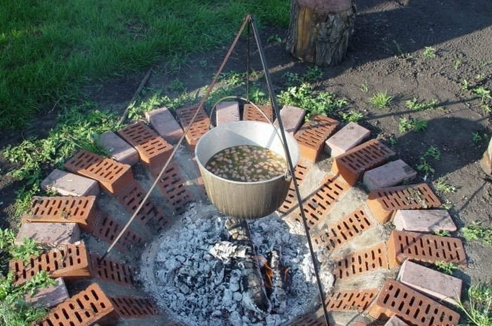 круглый мангал из кирпича фото
