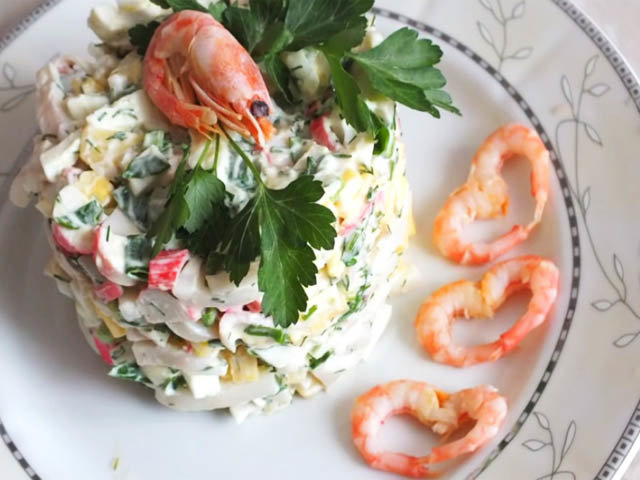 Очень вкусный салат из кальмаров с плавленым сыром