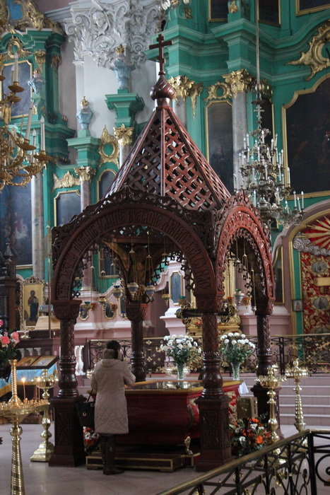 сень над мощами фото