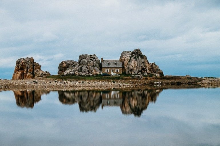 дом между скалами, плугрескан, бретань, франция фото