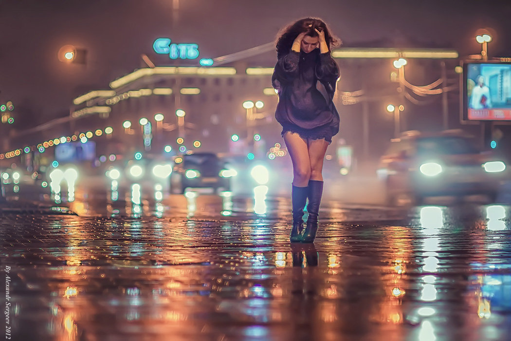 девушка на фоне ночного города фото
