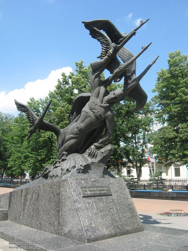 памятник журавли в луганске фото