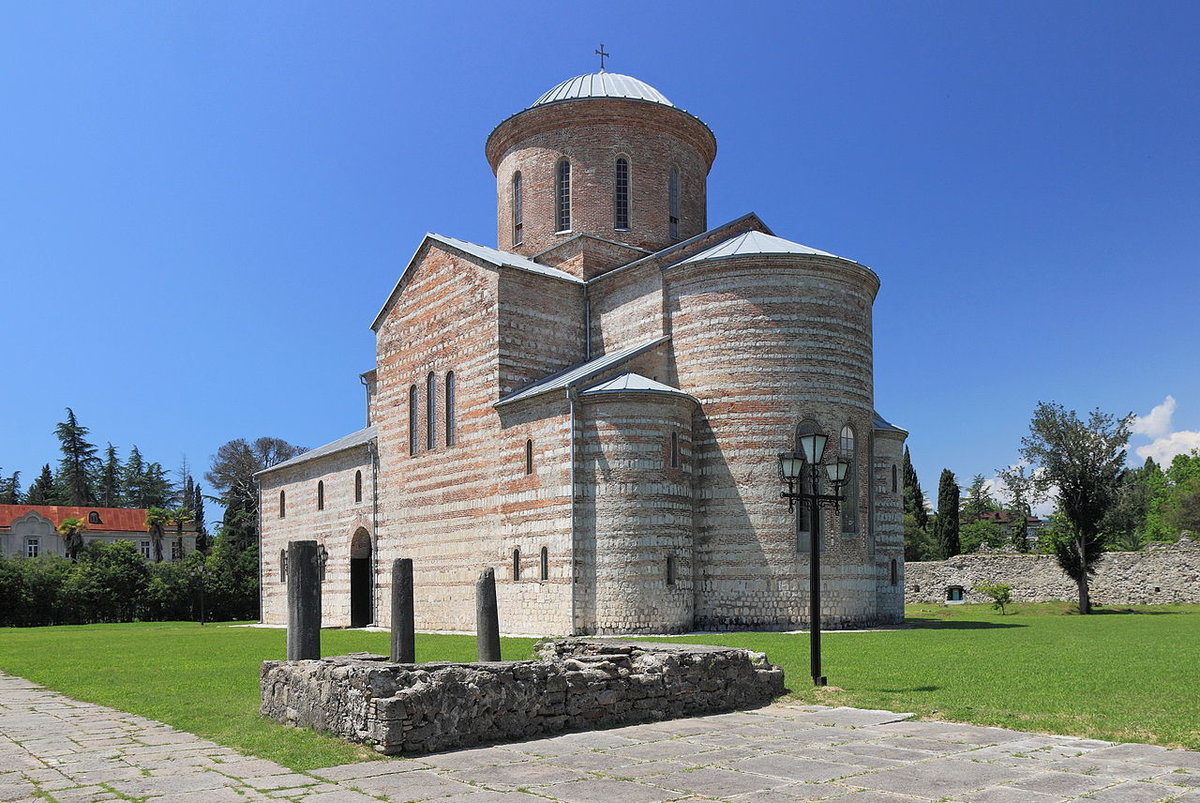 Патриарший собор в Пицунде фото