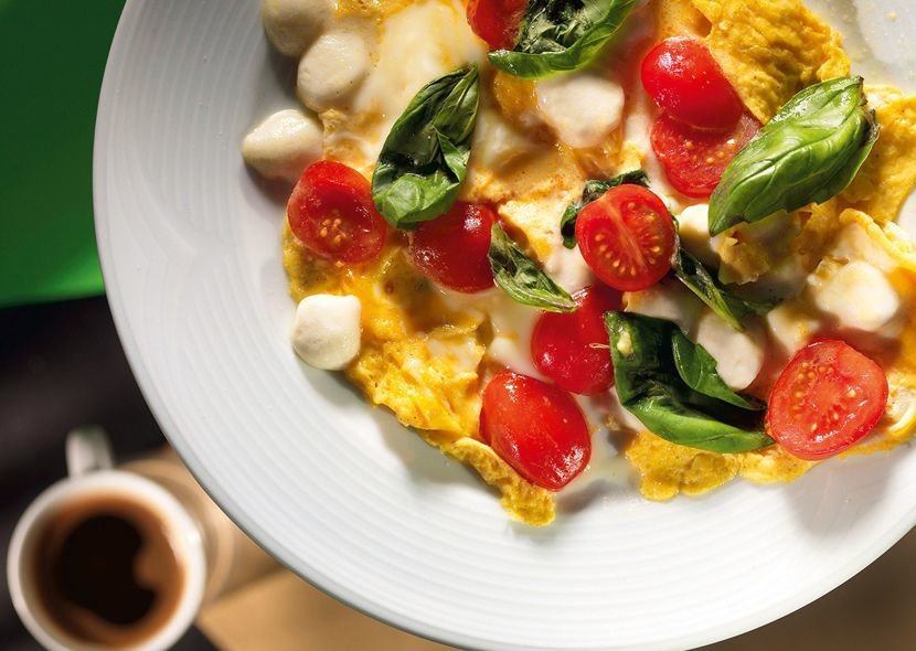 омлет с моцареллой и помидорами фото