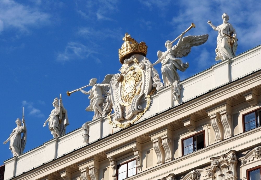 статуя на крыше hofburg в вене фото