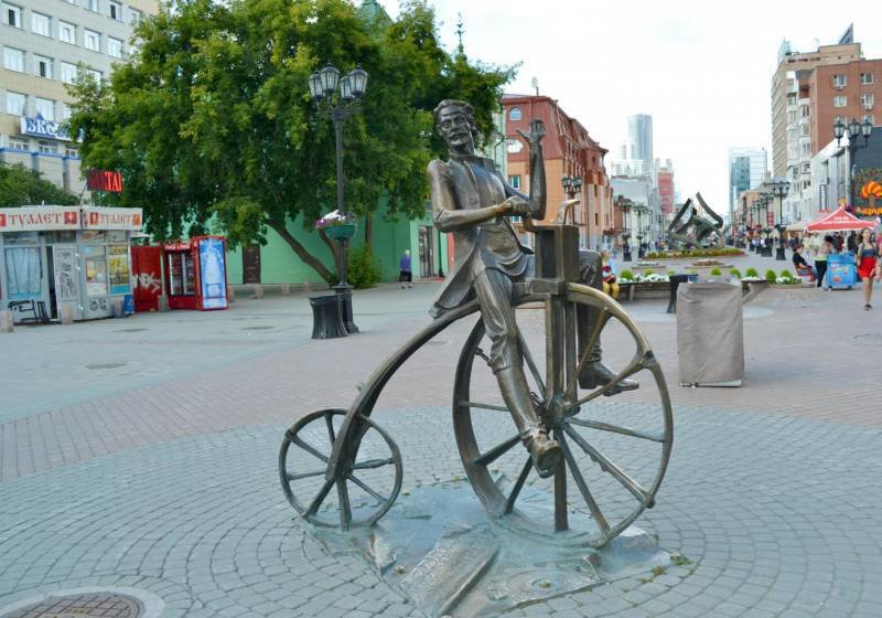памятник изобретателю велосипеда ефиму артамонову в екатеринбурге фото