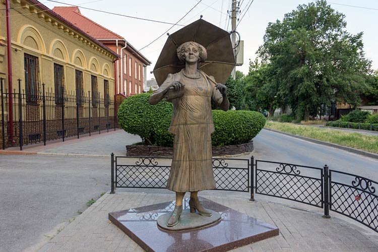 памятник фаине раневской в таганроге фото