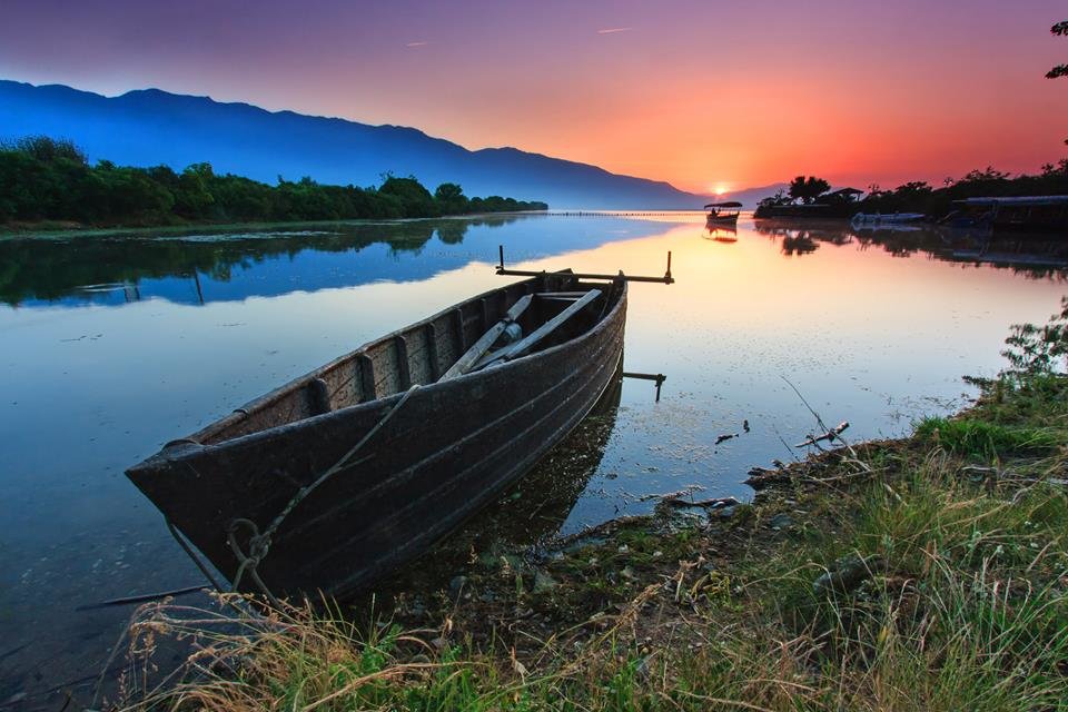 лодка на закате фото