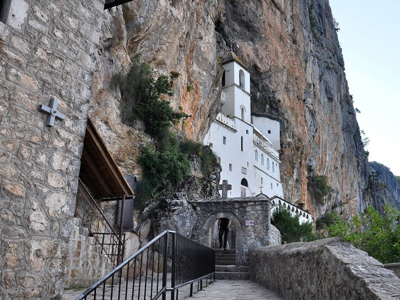 монастырь в черногории острог в скале фото