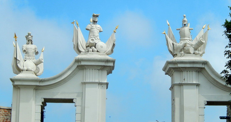 Ворота Победы, украшенные скульптурами военной тематики