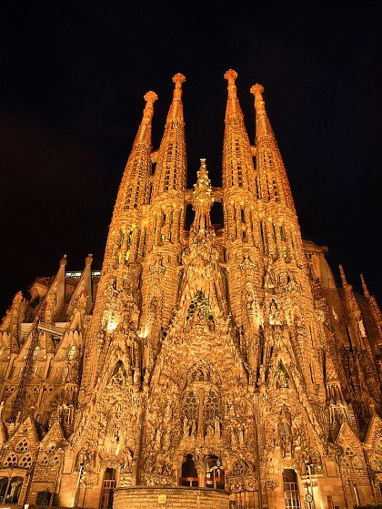 basilica and expiatory church of the holy family фото