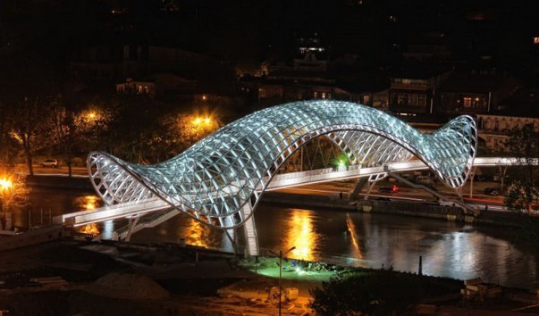 мост мира в тбилиси фото