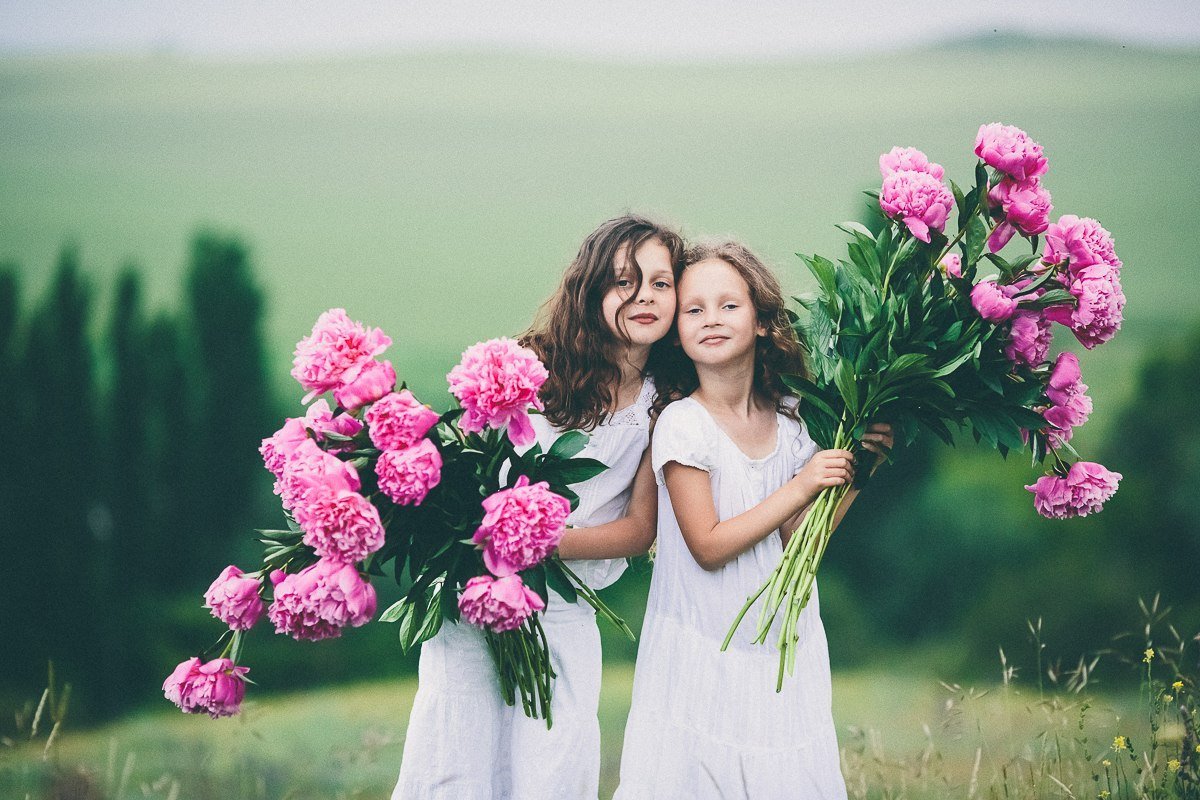 Фото Две девочки с розовыми пионами, фотограф Елена Чижевская из альбома Дети
