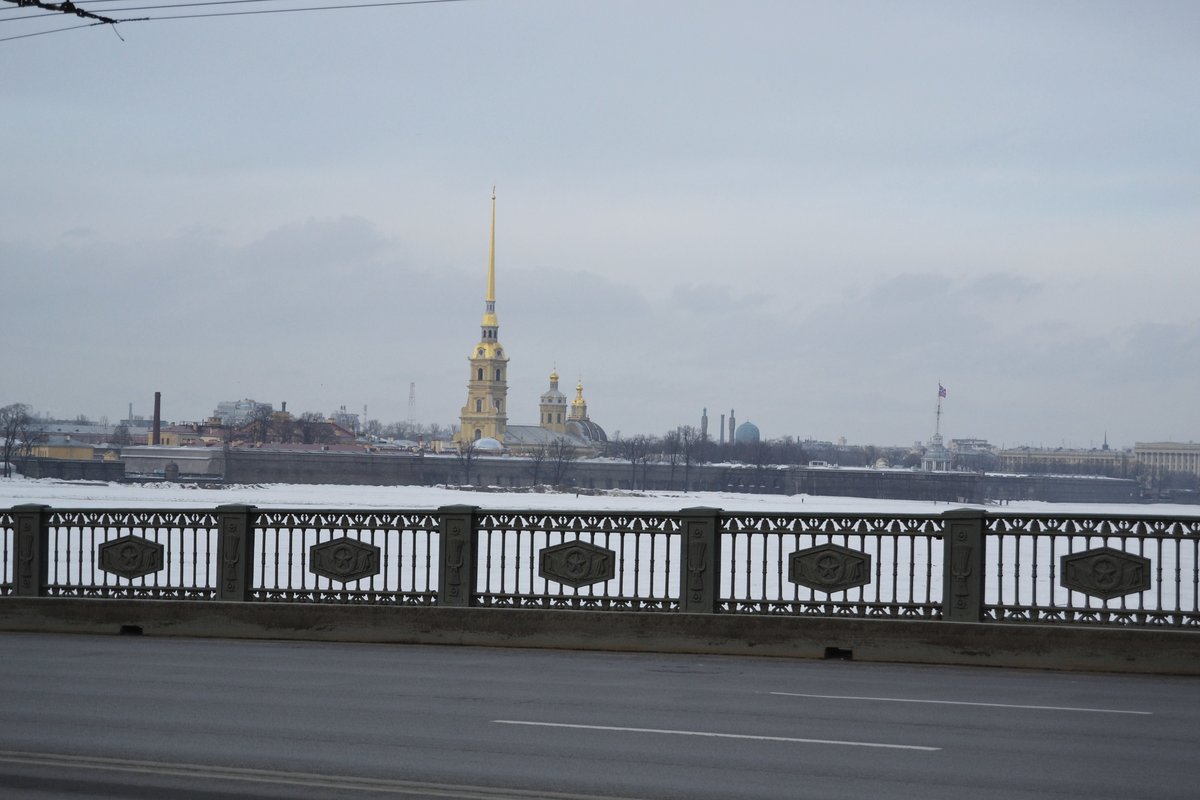вид с дворцового моста на петропавловскую крепость фото