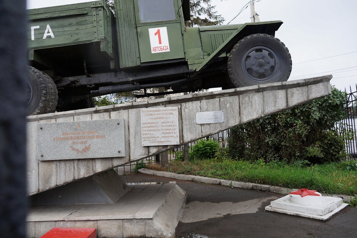 памятник автомобилистам воинам в киеве фото