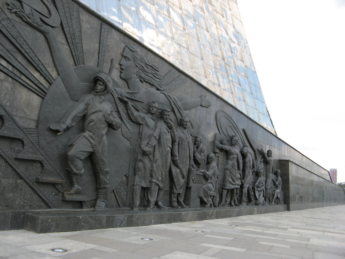 памятник обелиск покорителям космоса москва фото