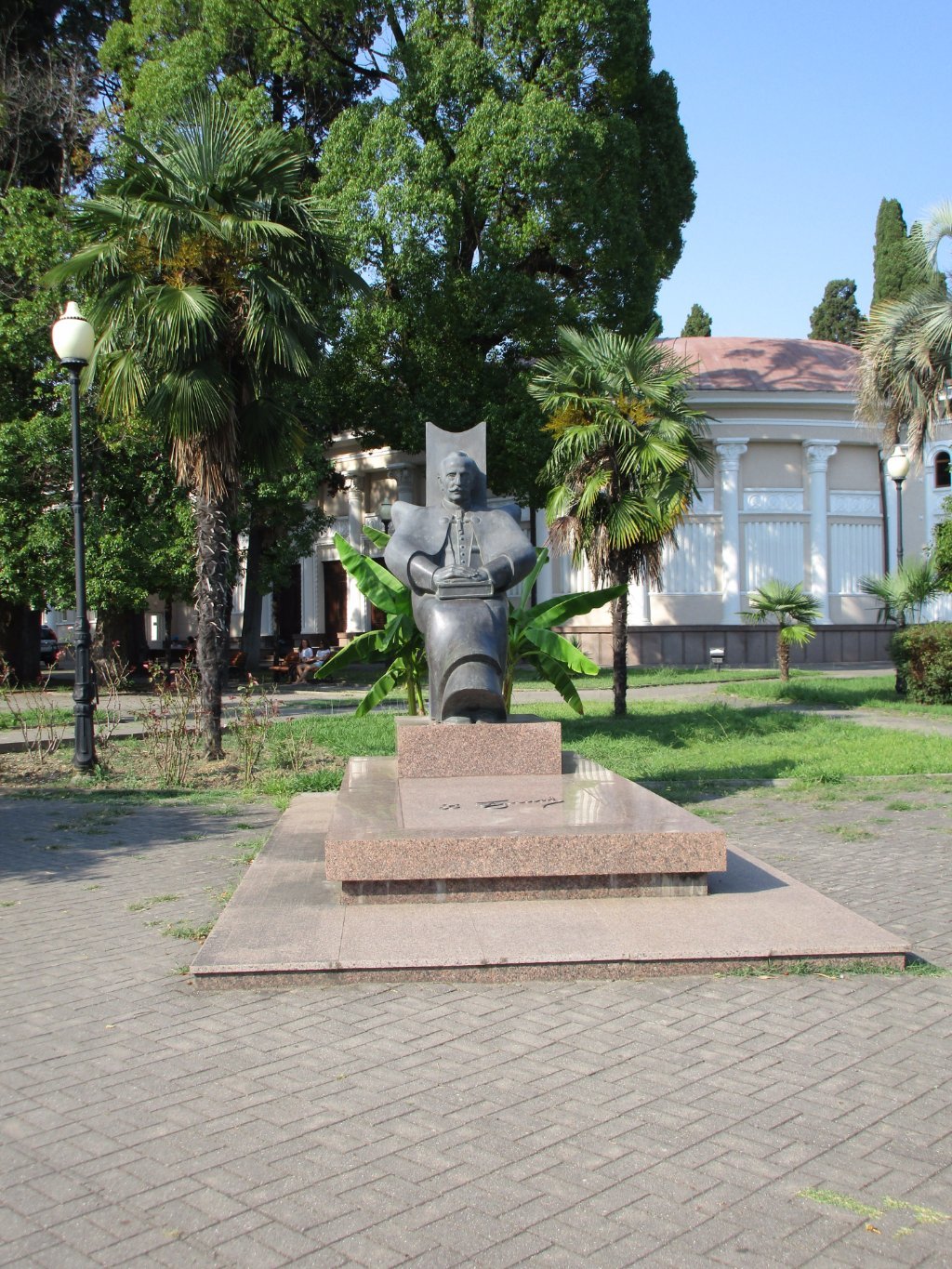 сухуми памятники фото