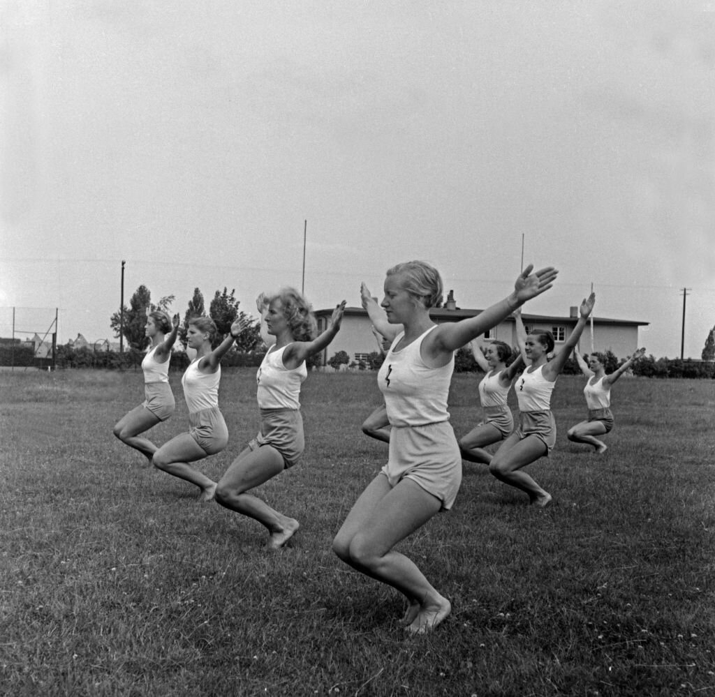 Женская гимнастическая школа в Ганновере: picturehistory — LiveJournal