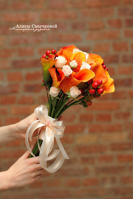 букет невесты с оранжевыми лилиями