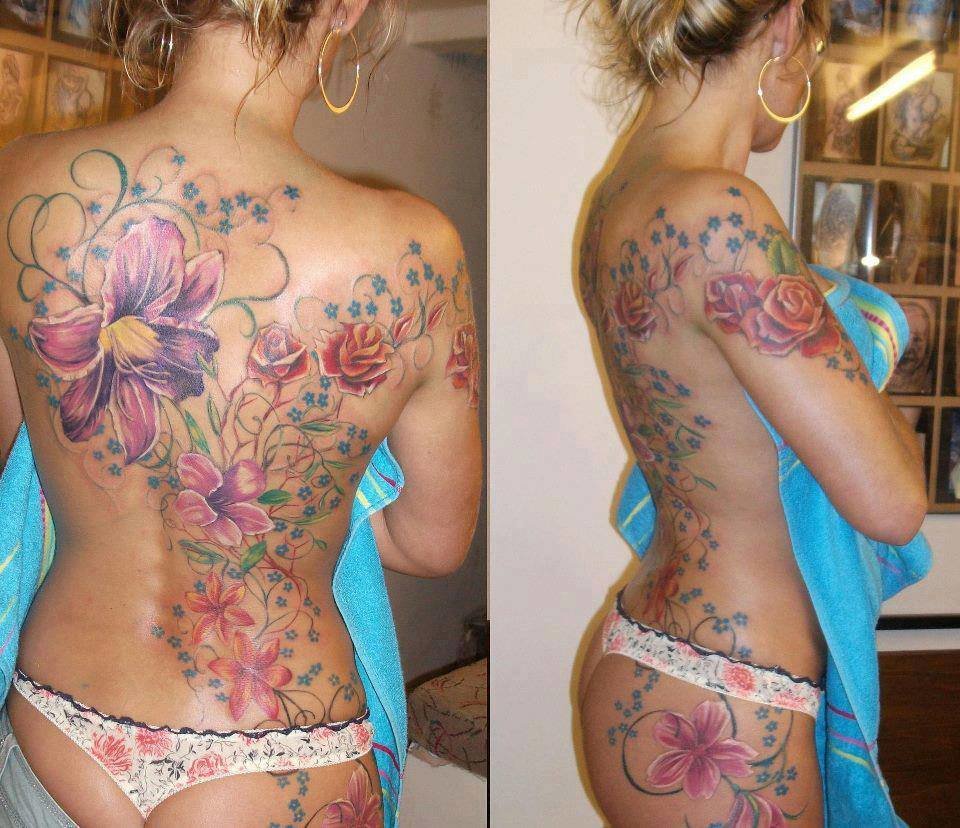 Фото татуировки на спине — узоры из разнообразных цветов. Татуировки и эскизы цветы.