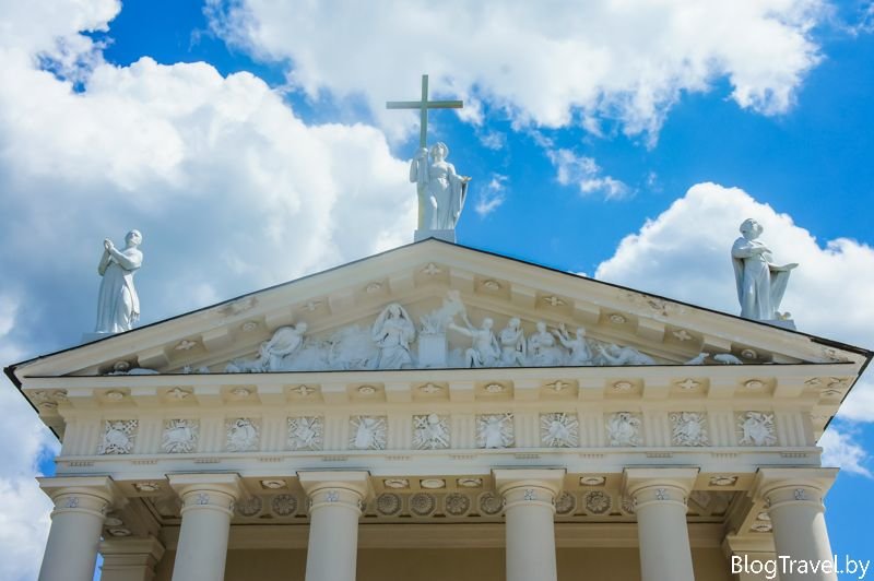 прибалтика белый костёл фронтон колонны фото