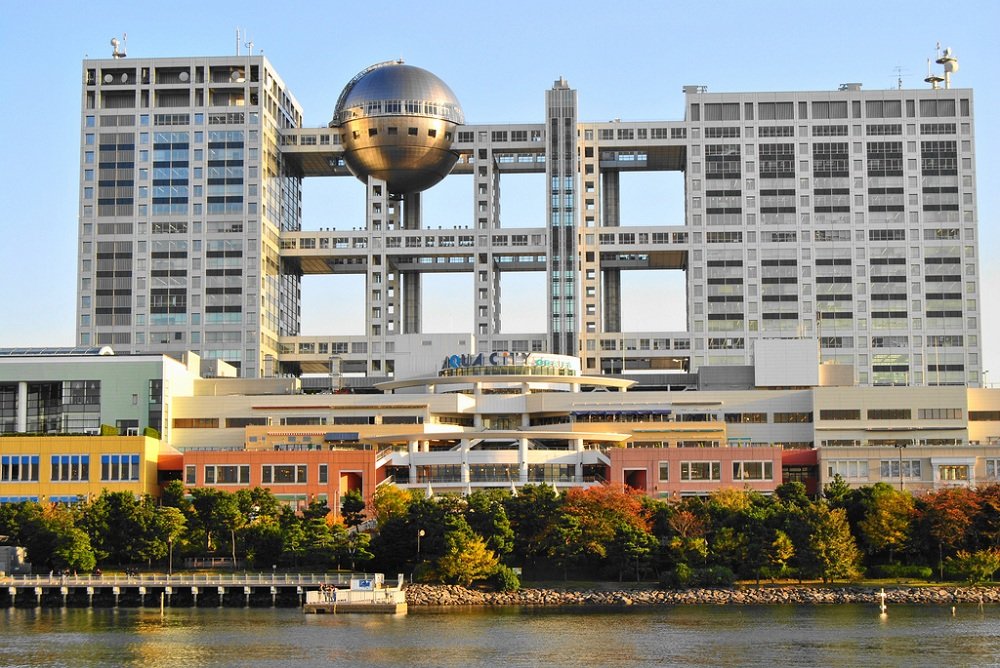 здание fuji television в одайбе, токио фото