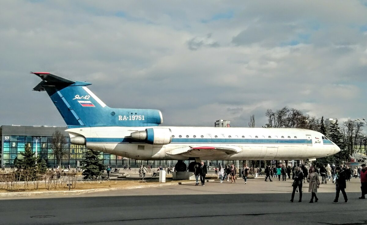 самолет на вднх як 42 фото