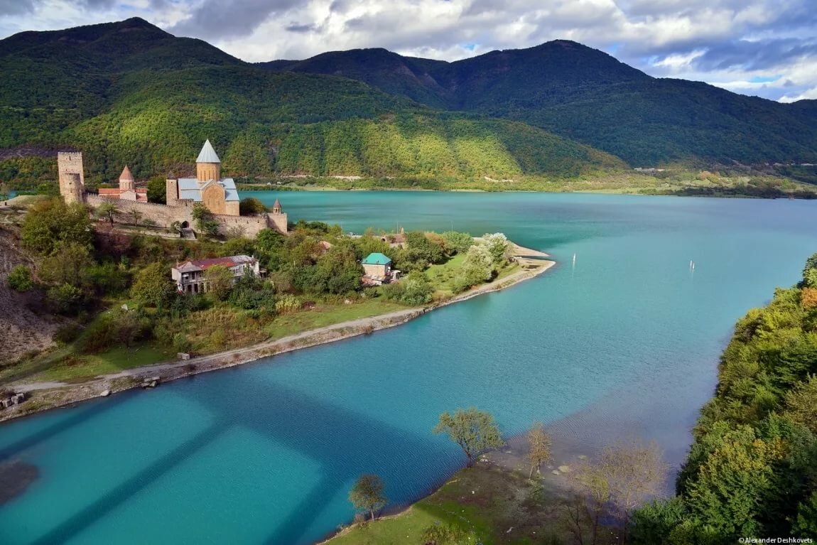 крепость ананури и жинвальское водохранилище фото