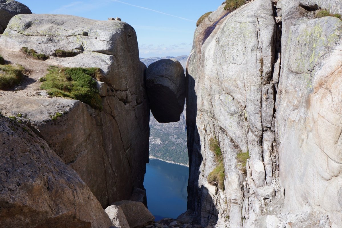 норвегия камень между скал фото