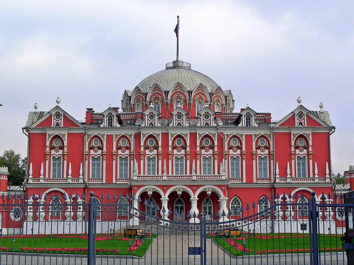 петровский путевой дворец фото