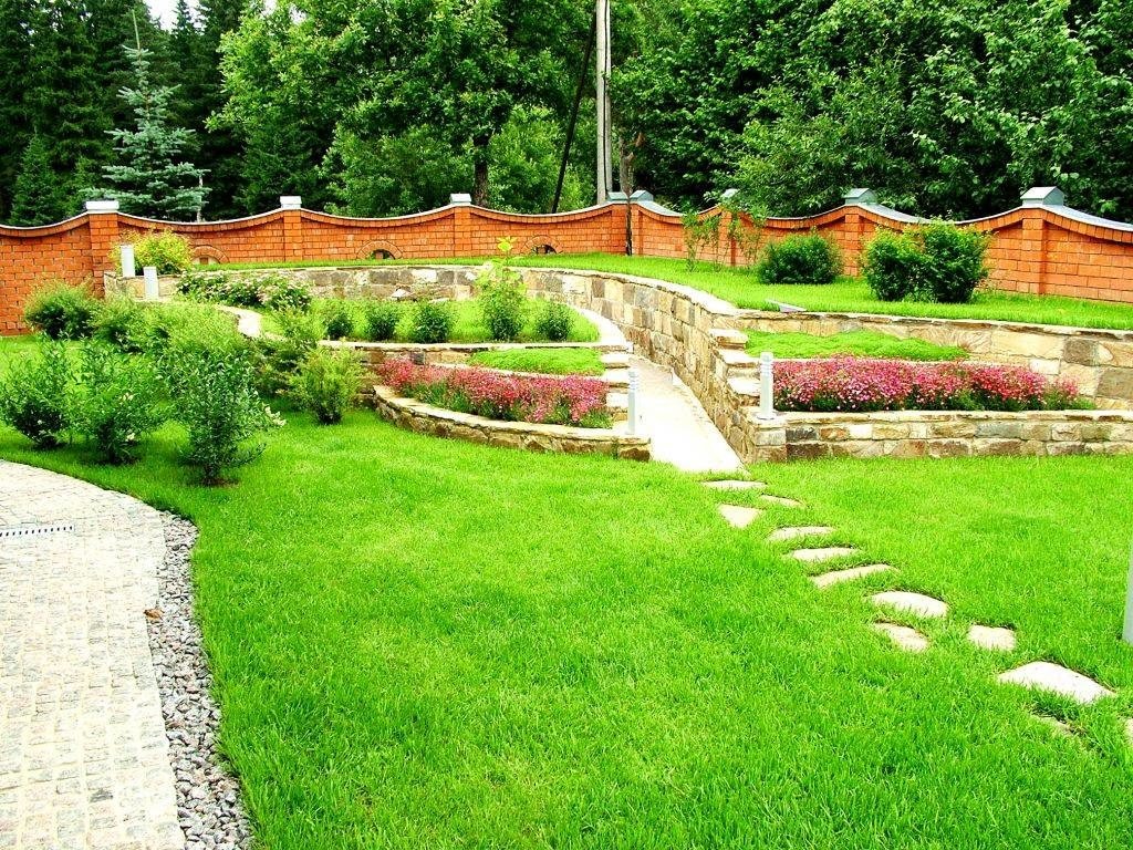 дизайн участка с уклоном фото