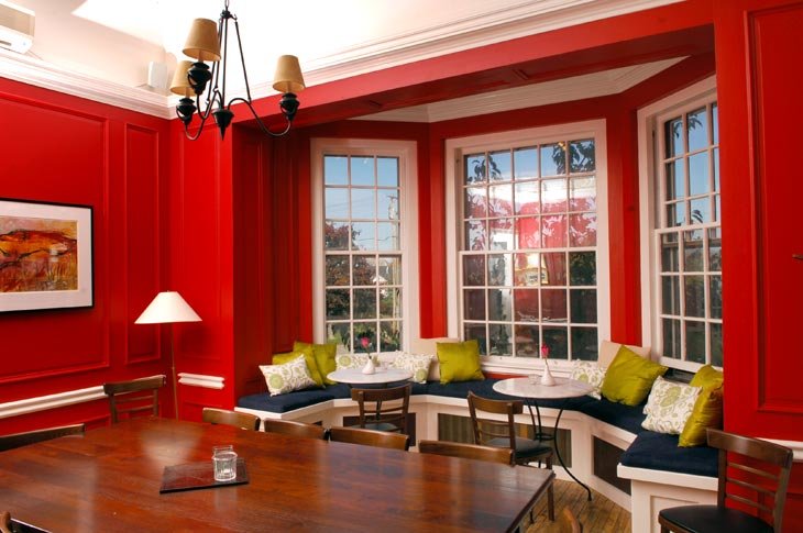 красное окно в интерьере фото