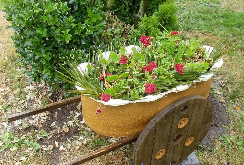 клумбы из покрышек фото
