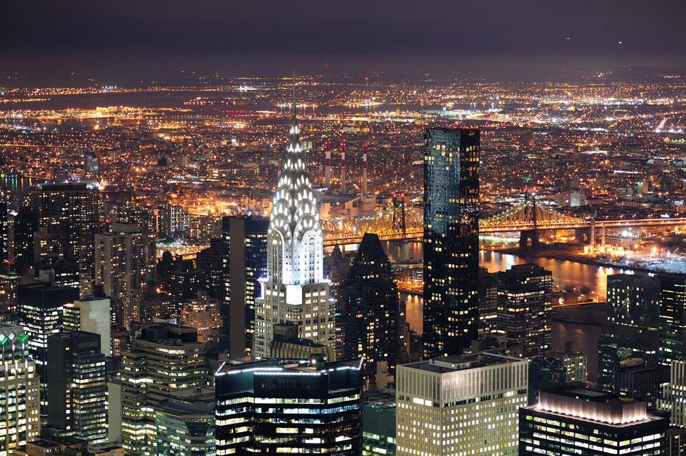 chrysler building new york at night. фото