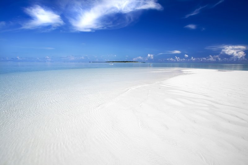 Пляж расположен к югу в 3-х часах езды от Сиднея. Здесь находится месторождение самого белого песка в мире, который издалека напоминает взбитые сливки. 