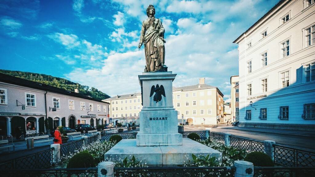 памятник моцарту в зальцбурге фото