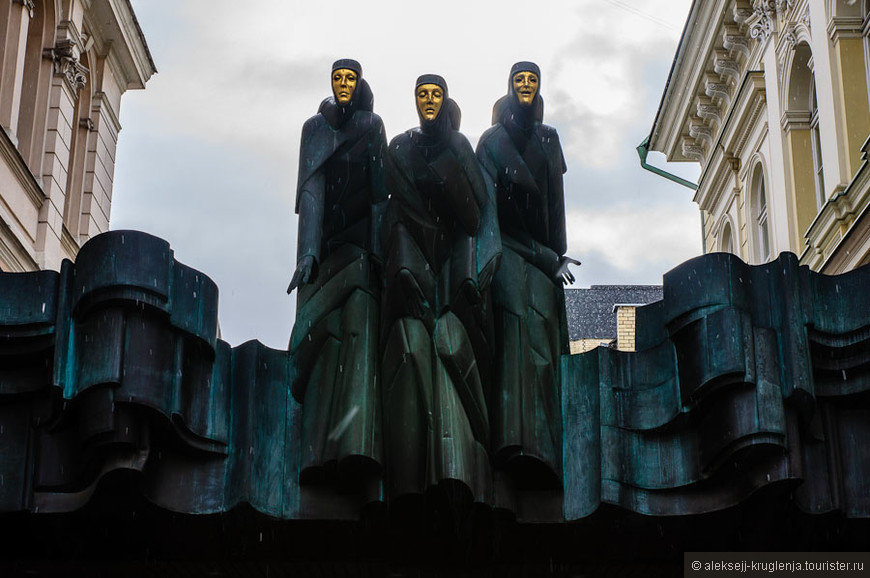 статуя трех муз в национальном драматическом театре в вильнюсе, литва. фото