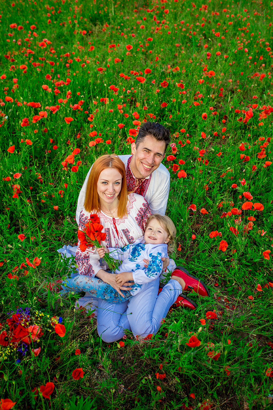 Приляжем в маковом поле.