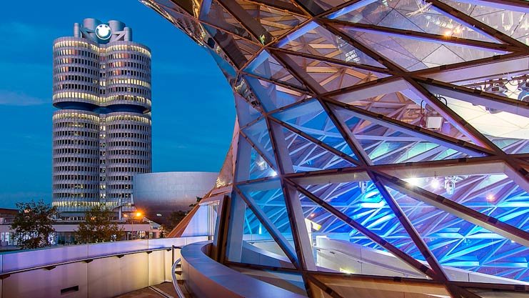 здание bmw в мюнхене фото