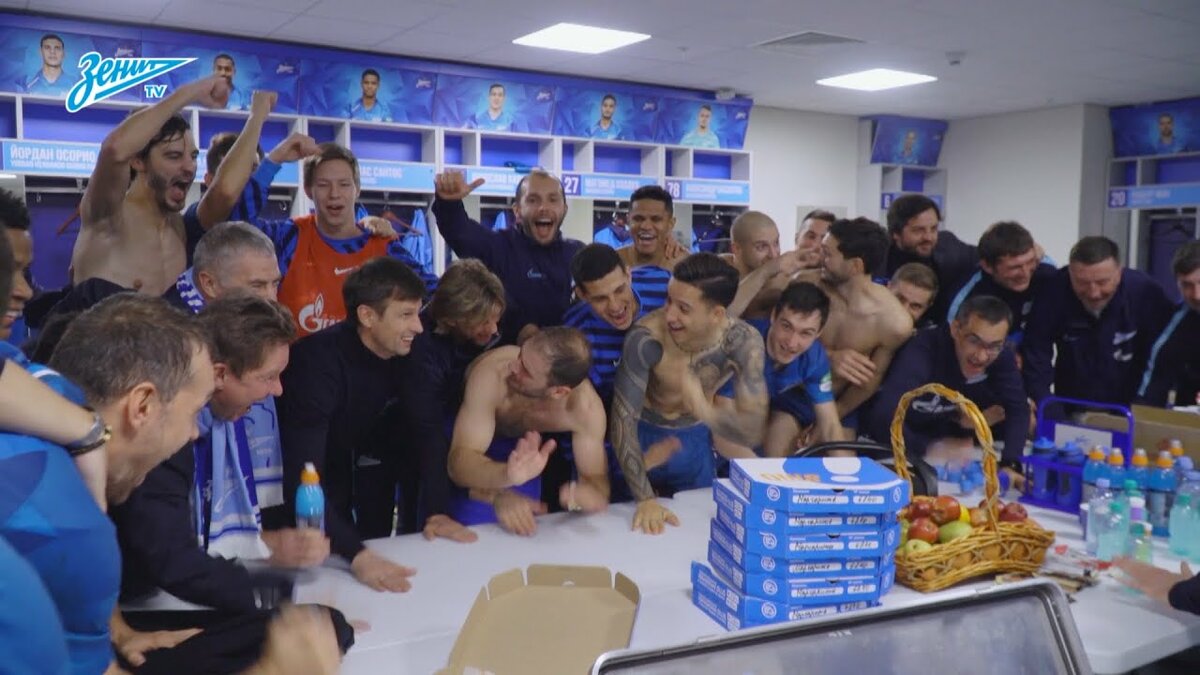 раздевалка зенита фото
