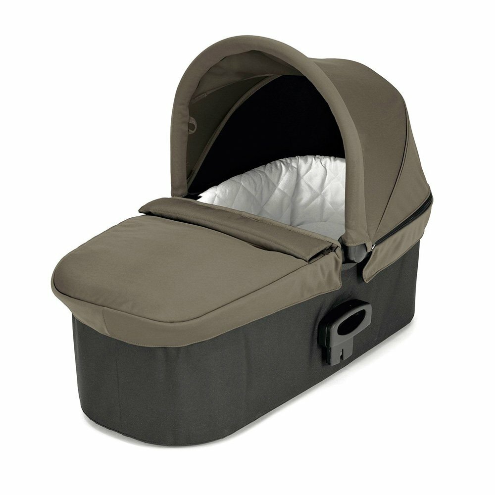 Люлька Baby Jogger Deluxe Pram для колясок City</br> https://imoms.ru</br>Цена: 19699 руб.</br>Baby Jogger Deluxe Pram - роскошная люлька для вашего малыша, комфортная в любую погоду. Внутреннее пространство люльки отделано приятным материалом, модная стёжка которого дополняет стильный дизайн Deluxe Pram. Младенцу будет уютно спать на мягком плюшевом матрасике со съёмным чехлом &#40;который можно постирать при необходимости&#41;. Отверстия для вентиляции, расположенные на дне спального блока, создадут идеальный микроклимат в люльке.<br />
<br />
Капюшон со встроенной ручкой имеет солнцезащитное покрытие с высоким UV-фактором 50&#43;. Сетчатая вставка в задней секции капора и объёмный козырёк прекрасно послужат в жаркое время года. От пыли, снегопада или порывов ветра малыша укроет высокий бортик на накидке. На шасси колясок City Mini 4, City Mini 3, City Mini GT, City Elite, Premier и Summit X3 устанавливается с помощью входящих в комплект адаптеров, для установки на раму коляски Select Lux адаптеры не нужны.</br>