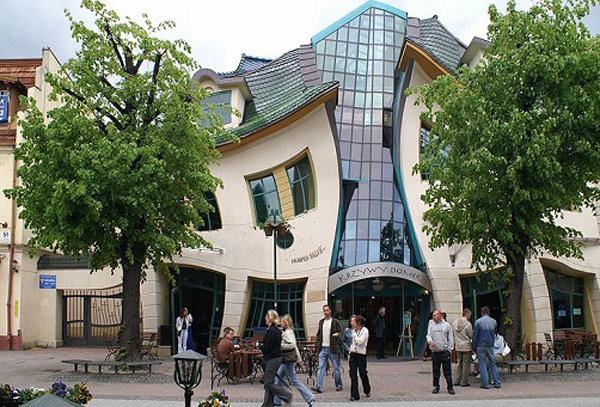 кривой дом (the crooked house) польша фото