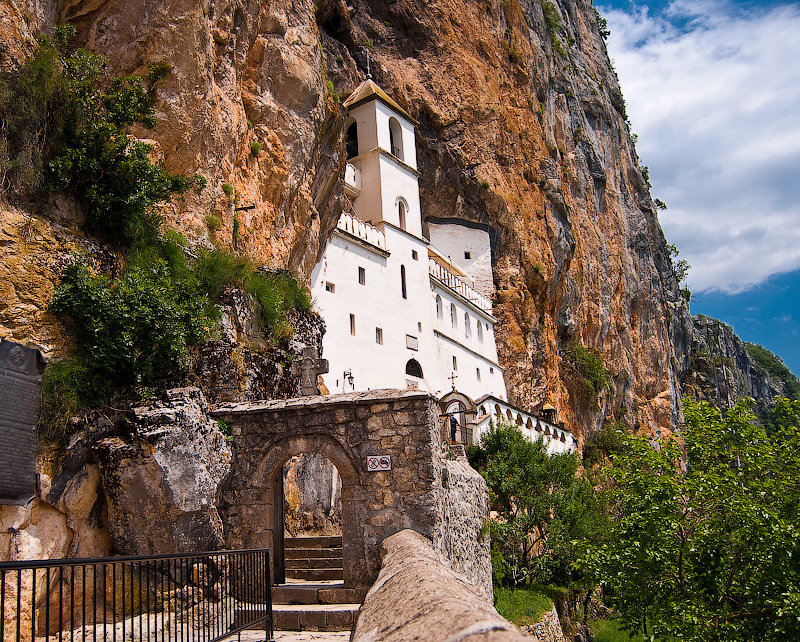 черногория храм в скале острог фото