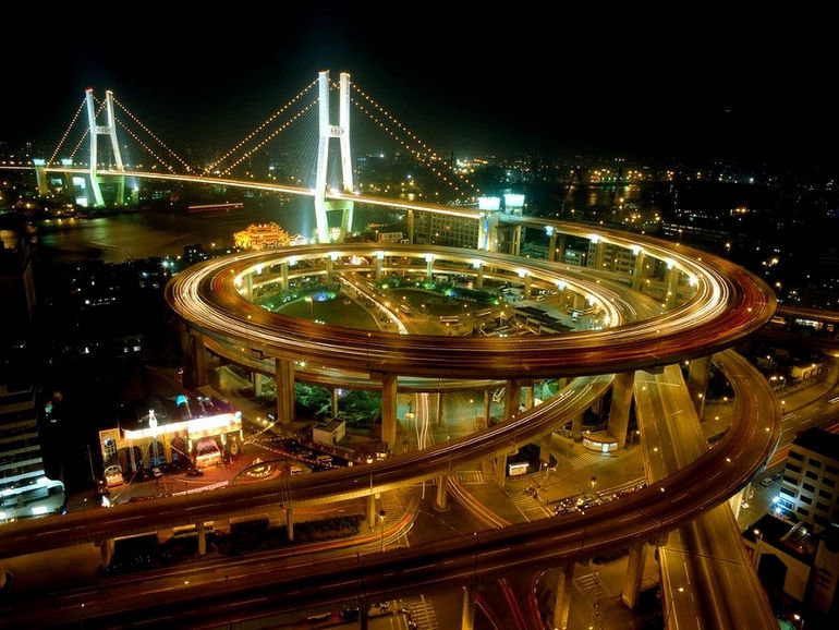 Мост Нанпу – одно из главных мостовых сооружений Шанхая. Расположившись над рекой Хуанпуцзян, Нанпу стал первым канатным висячим мостом в стране с пролетом