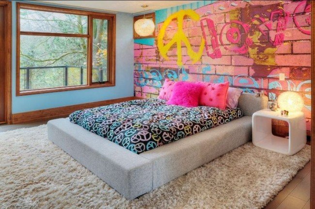 Яркая спальная комната с имитацией кирпичной стены.