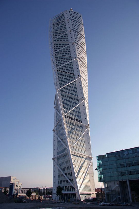 небоскреб turning torso, мальмё, швеция фото