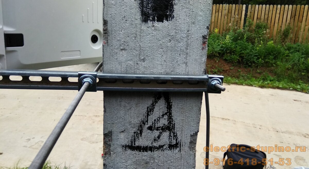 Установка счетчика на столбе - крепление кронштейна