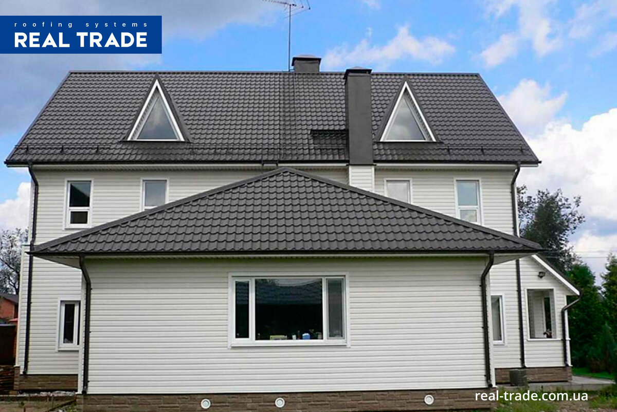 Дом с серой металлочерепицей