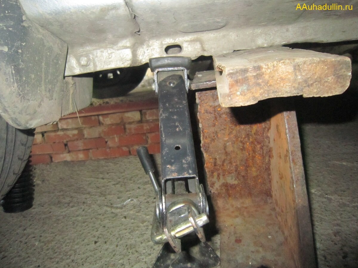 как установить страховочный дополнительный упор и слегка опустить домкрат